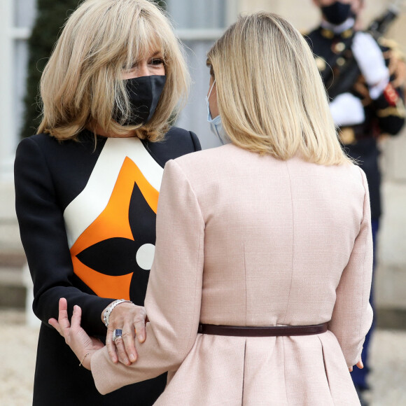 La Première dame, Brigitte Macron, au côté de la Première dame ukrainienne, Olena Volodymyrivna Zelenska pour un déjeuner de travail au palais de l'Elysée à Paris, France, le 16 avril 2021.