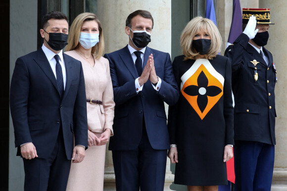 Le président de la république française, Emmanuel Macron et sa femme la Première Dame, Brigitte Macron reçoivent le président ukrainien, Volodymyr Zelensky et sa femme la Première Dame, Olena Volodymyrivna Zelenska pour un déjeuner de travail au palais de l'Elysée à Paris, France, le 16 avril 2021.