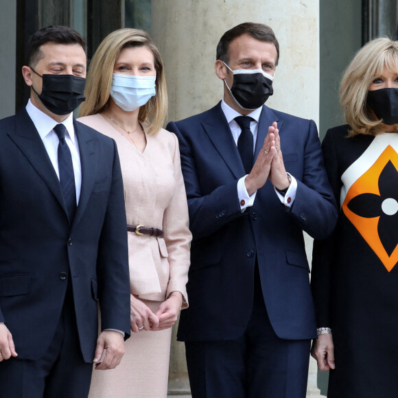 Le président de la république française, Emmanuel Macron et sa femme la Première Dame, Brigitte Macron reçoivent le président ukrainien, Volodymyr Zelensky et sa femme la Première Dame, Olena Volodymyrivna Zelenska pour un déjeuner de travail au palais de l'Elysée à Paris, France, le 16 avril 2021.