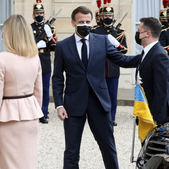 Le président de la république française, Emmanuel Macron et sa femme la Première Dame, Brigitte Macron reçoivent le président ukrainien, Volodymyr Zelensky et sa femme la Première Dame, Olena Volodymyrivna Zelenska pour un déjeuner de travail au palais de l'Elysée à Paris, France, le 16 avril 2021.