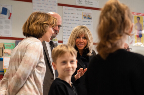 La Première Dame, Brigitte Macron, et Jean-Michel Blanquer, ministre de l'Education, lors d'une rencontre avec des enfants ukrainiens scolarisés à l'école primaire Jean-Jacques Rousseau à Epinay-sur-Seine, France, le 15 mars 2022