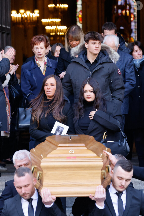 Nathalie Marquay et ses enfants Lou et Tom - La famille de Jean-Pierre Pernaut à la sortie des obsèques en la Basilique Sainte-Clotilde à Paris le 9 mars 2022. © Cyril Moreau/Bestimage