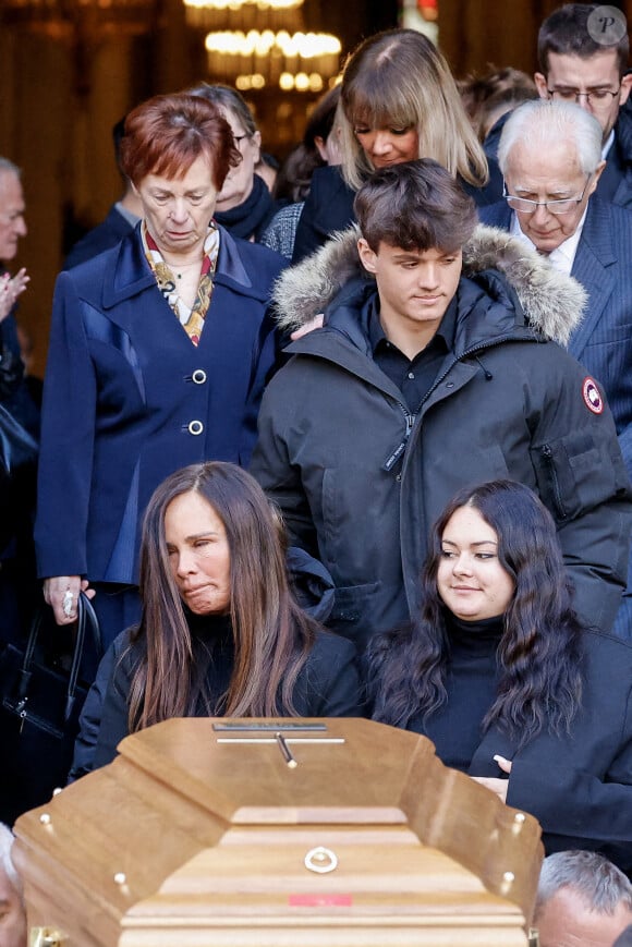 Nathalie Marquay et ses enfants Lou et Tom - La famille de Jean-Pierre Pernaut à la sortie des obsèques en la Basilique Sainte-Clotilde à Paris le 9 mars 2022. © Cyril Moreau/Bestimage