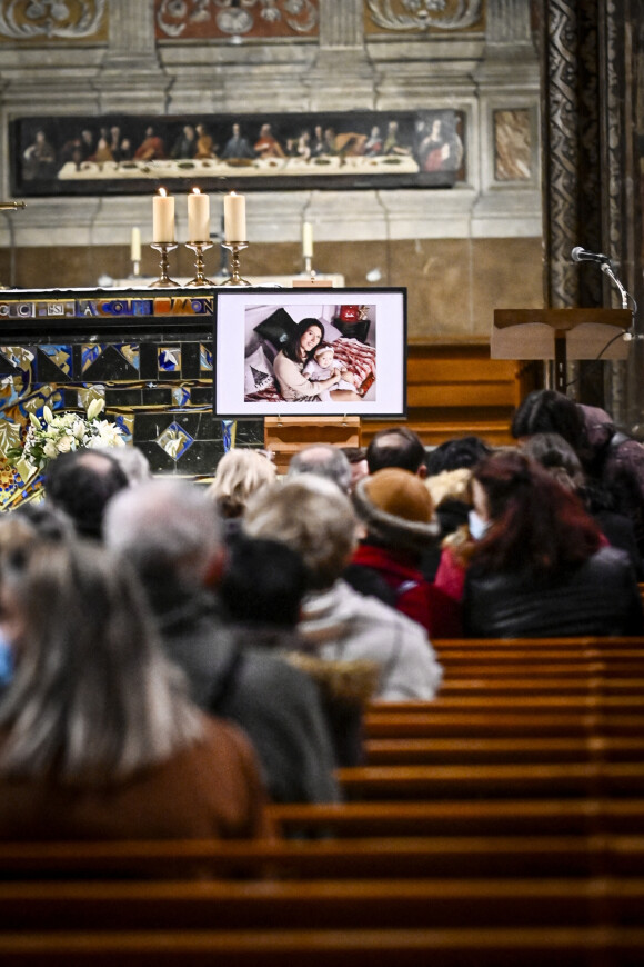 Un rassemblement religieux a lieu à la cathédrale d'Albi, France, le 8 janvier 2022, à l'initiative de la soeur et d'une amie de Delphine Jubillar.