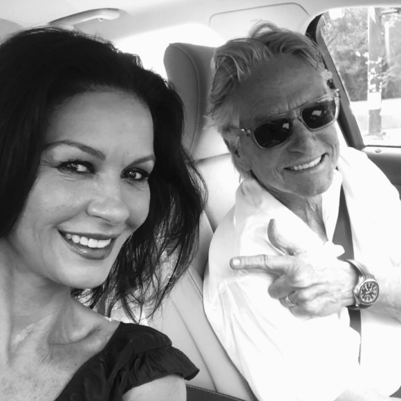 Catherine Zeta-Jones et son mari Michael Douglas en voiture. Mars 2022.