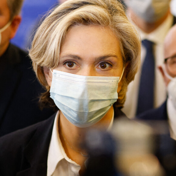 Valérie Pécresse, candidate Les Républicains (LR) à l'élection présidentielle 2022, accompagnée du maire de La Baule, Franck Louvrier et d'Eric Ciotti, visite un centre de vaccination à La Baule, France, le 30 décembre 2021. © Laetitia Notarianni/Bestimage 