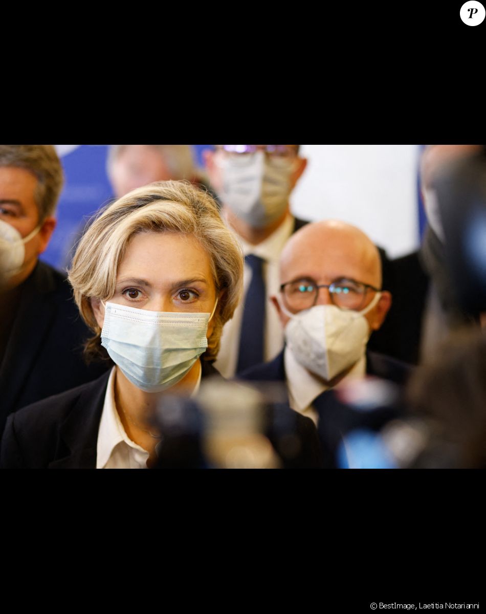 Valérie Pécresse, candidate Les Républicains (LR) à l'élection présidentielle 2022, accompagnée du maire de La Baule, Franck Louvrier et d'Eric Ciotti, visite un centre de vaccination à La Baule, France, le 30 décembre 2021. © Laetitia Notarianni/Bestimage