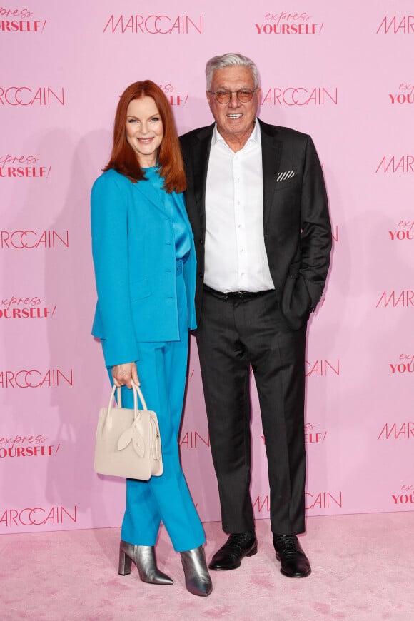 Marcia Cross et Helmut Schlotterer (président de Marc Cain) assistent au défilé Marc Cain, collection automne-hiver 2022, lors de la Fashion Week de Berlin. Le 16 mars 2022.