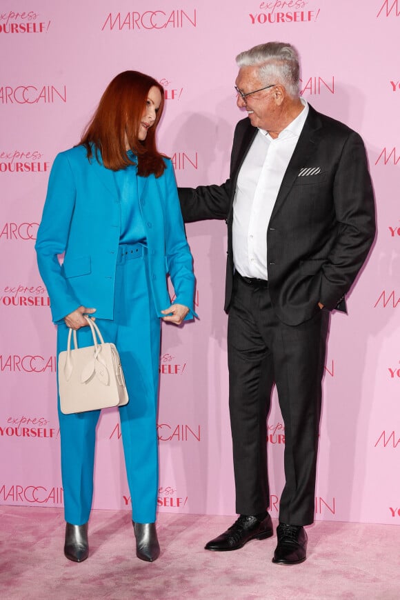 Marcia Cross et Helmut Schlotterer (président de Marc Cain) assistent au défilé Marc Cain, collection automne-hiver 2022, lors de la Fashion Week de Berlin. Le 16 mars 2022.