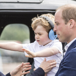 Le prince William, Kate Middleton et leur fils le prince George assistent au Royal International Air Tattoo à Cirencester le 8 juillet 2016.