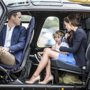 Le prince William, Kate Middleton et leur fils le prince George assistent au Royal International Air Tattoo à Cirencester le 8 juillet 2016.