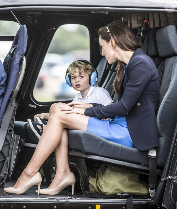 Le prince William, Kate Middleton et leur fils le prince George assistent au Royal International Air Tattoo à Cirencester le 8 juillet 2016.