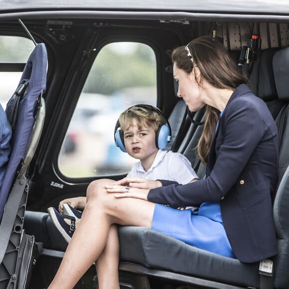 Le prince William, Kate Middleton et leur fils le prince George assistent au Royal International Air Tattoo à Cirencester le 8 juillet 2016.