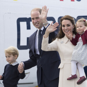 Départ du prince William, duc de Cambridge, Catherine (Kate) Middleton, duchesse de Cambridge, accompagnés de leurs enfants, le prince George et la princesse Charlotte après leur voyage de 8 jours au Canada à Victoria le 1er octobre 2016.