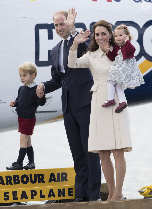 Départ du prince William, duc de Cambridge, Catherine (Kate) Middleton, duchesse de Cambridge, accompagnés de leurs enfants, le prince George et la princesse Charlotte après leur voyage de 8 jours au Canada à Victoria le 1er octobre 2016.