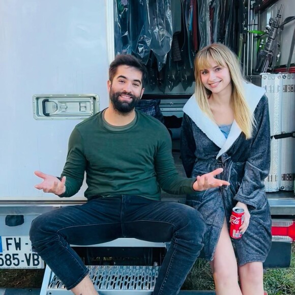 Aurélie Pons pose avec Kendji sur le tournage du téléfilm "Champion".