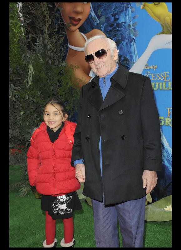 Charles Aznavour et sa petite-fille lors de l'avant-première de La Princesse et La Grenouille au Grand Rex à Paris le 17 janvier 2010