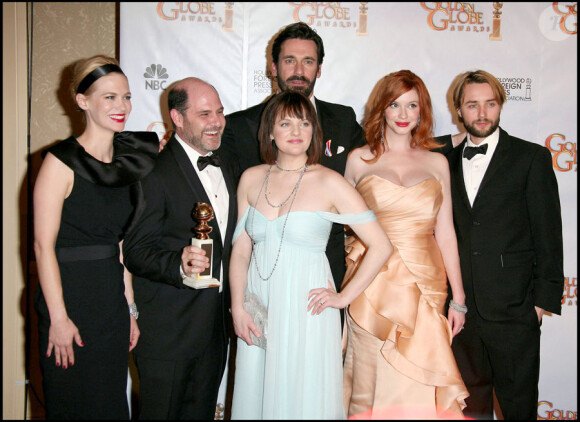January Jones, le créateur et producteur de la série Matthew Weiner, Jon Hamm, Elisabeth Moss, Christina Hendricks et Vincent Kartheiser, l'équipe gagnante de Mad Men, lors de la 67e cérémonie des Golden Globes le 17 janvier 2010