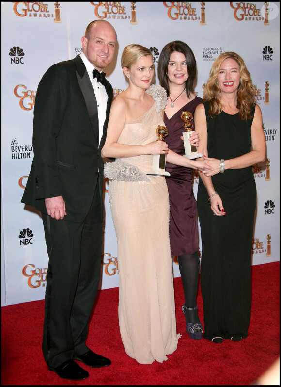 Drew Barrymore et l'équipe de Grey Gardens (meilleur téléfilm et meilleure actrice) lors de la 67e cérémonie des Golden Globes le 17 janvier 2010