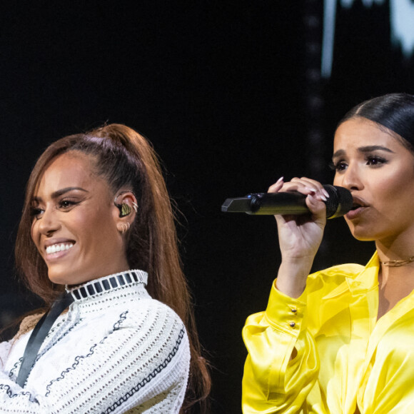 Amel Bent et Imen Es - Enregistrement de l'émission "La grande soirée du 31 à Versailles", qui sera diffusée sur France 2. Le 15 décembre 2020 © Tiziano Da Silva - Cyril Moreau / Bestimage 