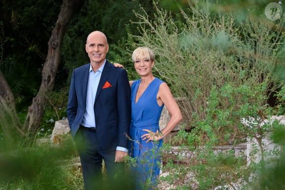 Photo officielle des experts de "Mariés au premier regard 2022" Pascal de Sutter et Estelle Dossin