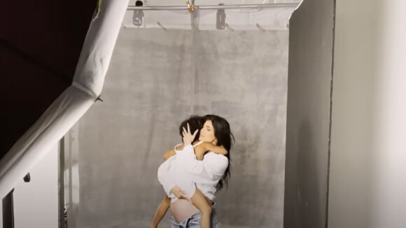 Kylie Jenner a publié une longue vidéo sur sa grossesse et son accouchement baptisée "To our son", sur YouTube le 21 mars 2022.