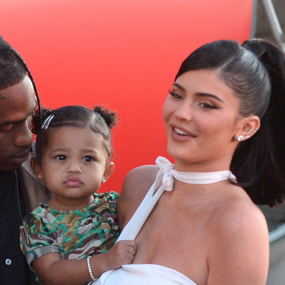 Travis Scott avec sa compagne Kylie Jenner et sa fille Stormi Webster à la première du prochain documentaire de Netflix Look Mom I Can Fly au Barker Hangar dans le quartier de Santa Monica à Los Angeles. Ce nouveau documentaire sera disponible à partir du 28 août 2019 sur Netflix.