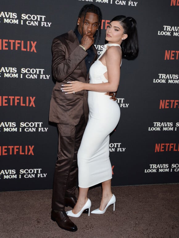 Travis Scott et sa compagne Kylie Jenner à la première du prochain documentaire de Netflix Look Mom I Can Fly au Barker Hangar dans le quartier de Santa Monica à Los Angeles. Ce nouveau documentaire sera disponible à partir du 28 août sur Netflix. Le 27 août 2019