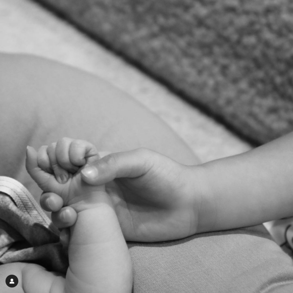 Première photo du deuxième bébé de Kylie Jenner, la main dans cette de sa soeur, la petite Stormi
