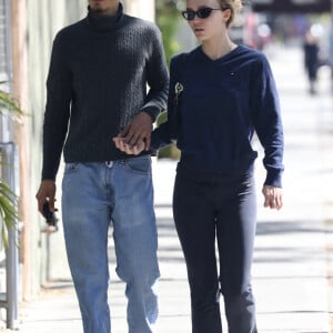 Exclusif - Lily-Rose Depp et son petit ami Yassine Stein vont prendre leur petit-déjeuner à West Hollywood le 7 mars 2022.