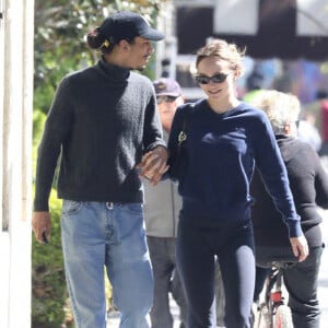 Exclusif - Lily-Rose Depp et son petit ami Yassine Stein vont prendre leur petit-déjeuner à West Hollywood le 7 mars 2022.