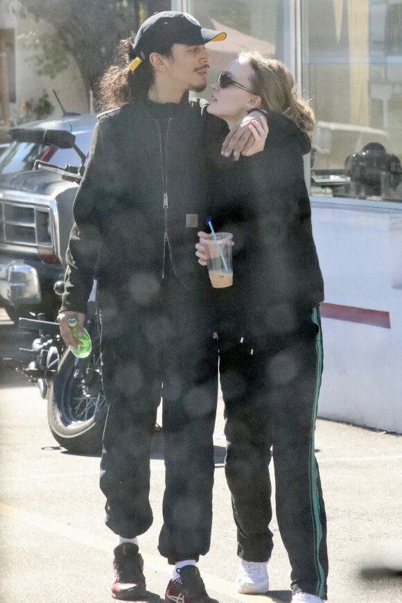 Exclusif - Lily-Rose Depp et son petit ami Yassine Stein vont déjeuner chez "Astroburger" à Los Angeles, le 6 février 2022. 