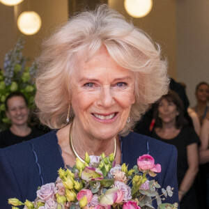 Camilla Parker Bowles, duchesse de Cornouailles, entourée du groupe de danse Silver Swans, visite le nouveau siège de la Royal Academy of Dance à Londres, le 10 mars 2022. 