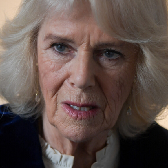 Camilla Parker Bowles, duchesse de Cornouailles, lors d'une visite à l'association caritative VOICES à Bath, Royaume Uni, le 8 février 2022. 