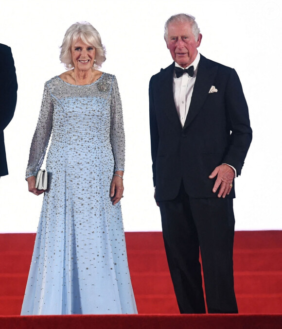 Le prince Charles et Camilla Parker Bowles, la duchesse de Cornouailles - Avant-première mondiale du film "James Bond - Mourir peut attendre (No Time to Die)" au Royal Albert Hall à Londres, le 28 septembre 2021. 
