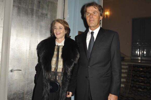 Charlotte Rampling et Dominique Desseigne, à l'occasion du cocktail dînatoire des Révélations des César organisé par la maison Chaumet dans l'enceinte de l'Hôtel Meurice, à Paris, le 18 janvier 2010.