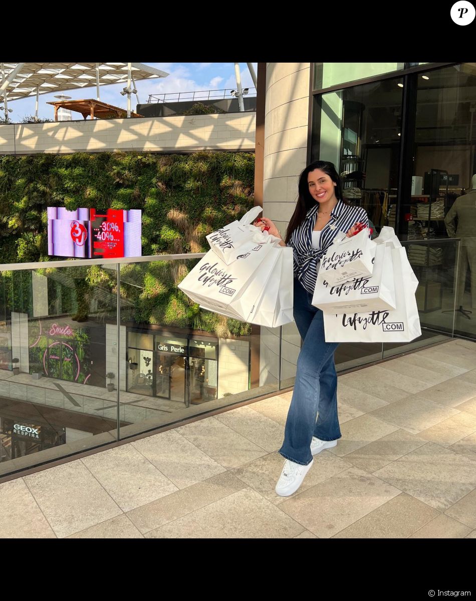 Coralie Porrovecchio en pleine séance de shopping