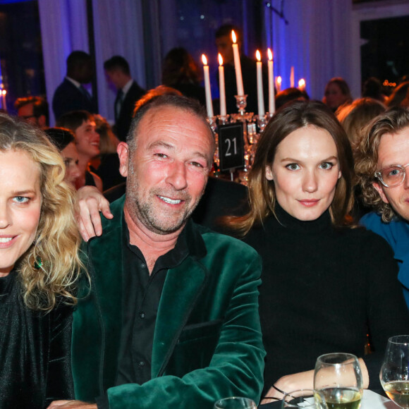 Eva Herzigova, Jerome Pulis, Ana Girardot et Alex Lutz assistent au dîner de l'association AEM (Un Avenir pour les Enfants du Monde), au profit des enfants du Rwanda, au Pavillon Ledoyen à Paris. Le 24 mars 2022 © Borde-Rindoff / Bestimage