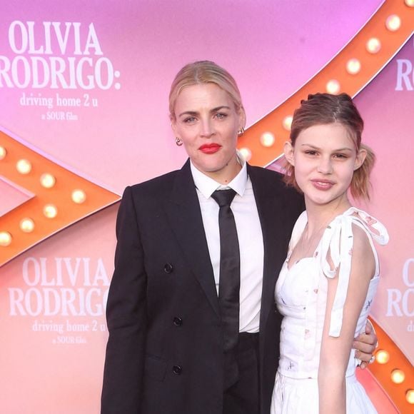 Busy Philipps, Birdie Silverstein à la première de la série Disney + "Olivia Rodrigo: Driving Home 2 U (A Sour Film)" à Los Angeles, le 24 mars 2022. 