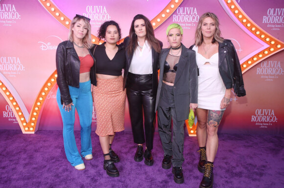Heather Baker, Moa Munoz, Hayley Brownell, Arianna Powell, Camila Mora à la première de la série Disney + "Olivia Rodrigo: Driving Home 2 U (A Sour Film)" à Los Angeles, le 24 mars 2022. 