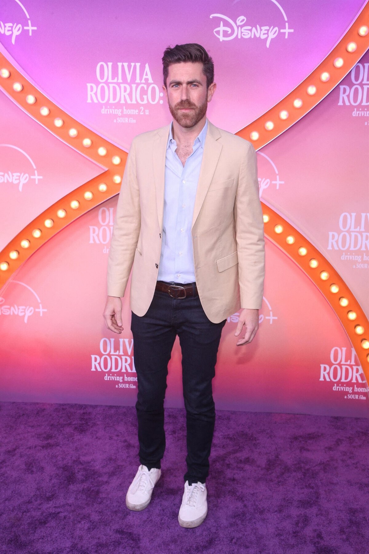 Photo Charlie Andrews à la première de la série Disney + "Olivia