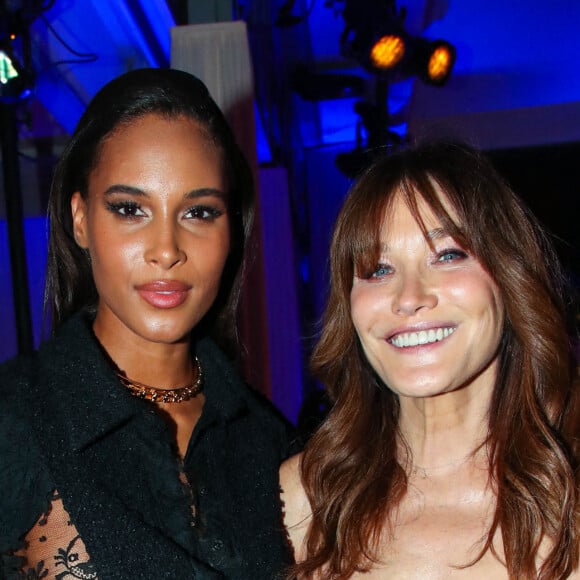 Cindy Bruna et Carla Bruni-Sarkozy (Habillée en Céline) - People au dîner de l'association AEM (Un Avenir pour les Enfants du Monde), au profit des enfants du Rwanda, au Pavillon Ledoyen à Paris. Le 24 mars 2022 © Borde-Rindoff / Bestimage 