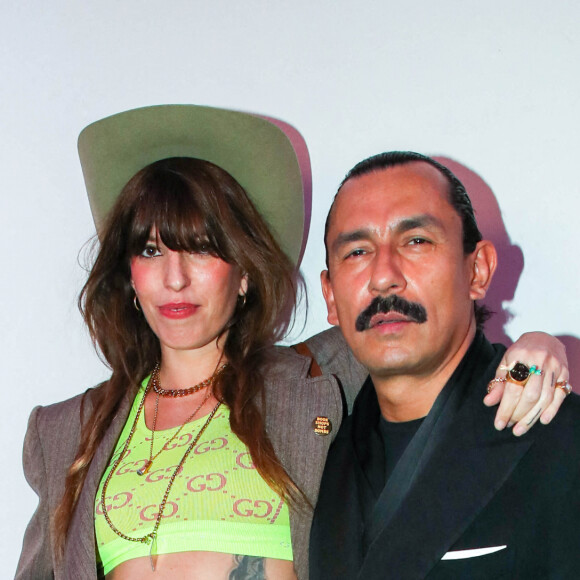 Lou Doillon (enceinte) et Haider Ackerman - People au dîner de l'association AEM (Un Avenir pour les Enfants du Monde), au profit des enfants du Rwanda, au Pavillon Ledoyen à Paris. Le 24 mars 2022 © Borde-Rindoff / Bestimage 