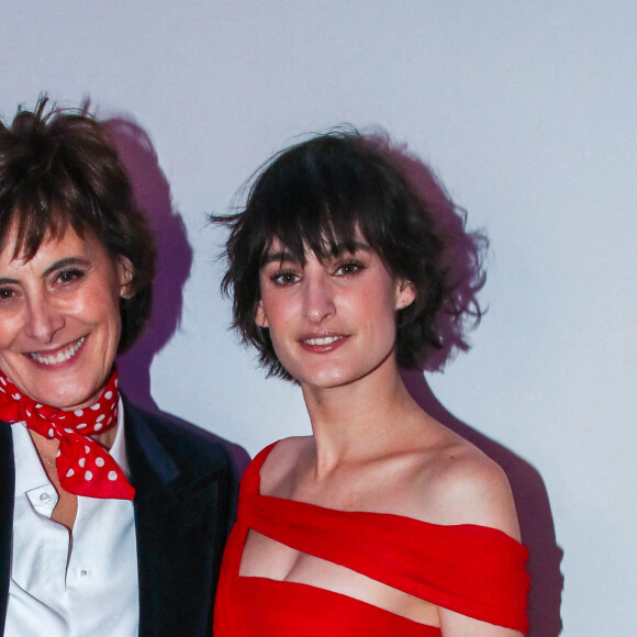 Inès de la Fressange et sa fille Nine d'Urso - People au dîner de l'association AEM (Un Avenir pour les Enfants du Monde), au profit des enfants du Rwanda, au Pavillon Ledoyen à Paris. Le 24 mars 2022 © Borde-Rindoff / Bestimage 