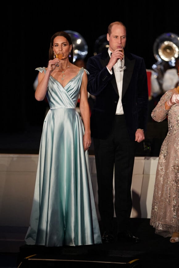 Le prince William, duc de Cambridge, et Catherine (Kate) Middleton, duchesse de Cambridge, assistent à une réception organisée par le gouverneur général des Bahamas, Sir Cornelius Alvin Smith. Nassau, le 25 mars 2022. 