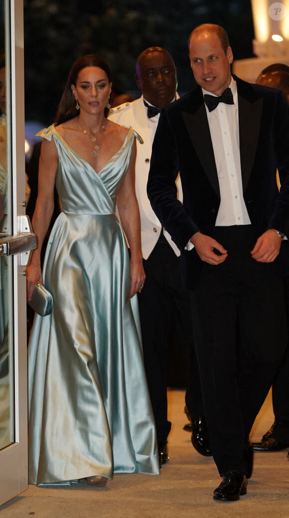 Le prince William, duc de Cambridge, et Catherine (Kate) Middleton, duchesse de Cambridge, assistent à une réception organisée par le gouverneur général des Bahamas, Sir Cornelius Alvin Smith, Nassau, le 25 mars 2022. 