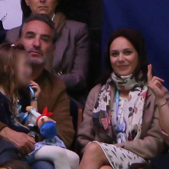Jean Dujardin, sa femme Nathalie Péchalat et leur fille Jeanne et Roxana Maracineanu assistent au sacre du couple Cizeron-Papadakis en danse sur glace en tribunes de l'Arena de Montpellier lors des championnats du monde de patinage artistique © Laurent Lairys /Panoramic/Bestimage 