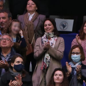 Jean Dujardin, sa femme Nathalie Péchalat et leur fille Jeanne et Roxana Maracineanu assistent au sacre du couple Cizeron-Papadakis en danse sur glace en tribunes de l'Arena de Montpellier lors des championnats du monde de patinage artistique 2022 le 26 mars 2022. © Laurent Lairys /Panoramic/Bestimage 