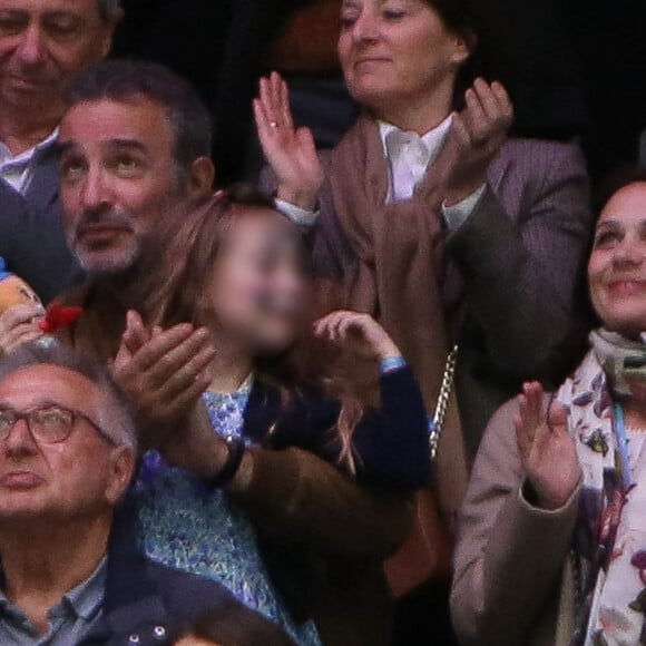 Jean Dujardin, sa femme Nathalie Péchalat et leur fille Jeanne assistent au sacre du couple Cizeron-Papadakis en danse sur glace en tribunes de l'Arena de Montpellier lors des championnats du monde de patinage artistique 2022 le 26 mars 2022. © Laurent Lairys /Panoramic/Bestimage 