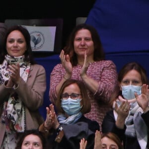 Nathalie Péchalat et lRoxana Maracineanu assistent au sacre du couple Cizeron-Papadakis en danse sur glace en tribunes de l'Arena de Montpellier lors des championnats du monde de patinage artistique 2022 le 26 mars 2022. © Laurent Lairys /Panoramic/Bestimage 